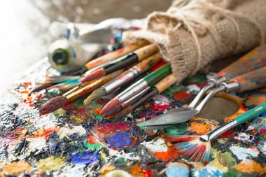 Eski bir arkaplanda çizimli fırçaları boya