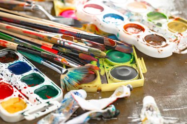 Tüpten çıkartılan çok renkli yağlı boyalar beyaz bir kağıt parçasına sıkıştı..