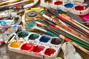 Tüpten çıkartılan çok renkli yağlı boyalar beyaz bir kağıt parçasına sıkıştı..