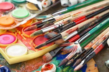 Tüpten çıkartılan çok renkli yağlı boyalar beyaz bir kağıt parçasına sıkıştı..