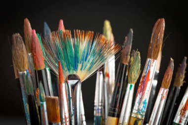 Tüpten çıkartılan çok renkli yağlı boyalar beyaz bir kağıt parçasına sıkıştı..