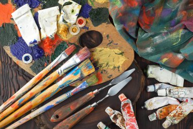 Tüpten çıkartılan çok renkli yağlı boyalar beyaz bir kağıt parçasına sıkıştı..