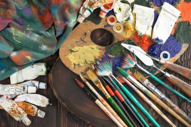 Tüpten çıkartılan çok renkli yağlı boyalar beyaz bir kağıt parçasına sıkıştı..