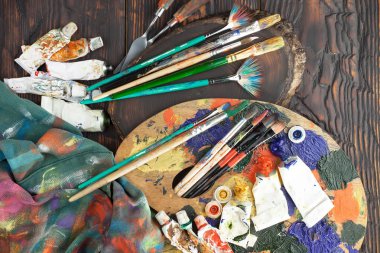 Tüpten çıkartılan çok renkli yağlı boyalar beyaz bir kağıt parçasına sıkıştı..