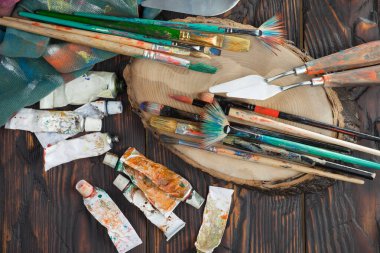 Tüpten çıkartılan çok renkli yağlı boyalar beyaz bir kağıt parçasına sıkıştı..