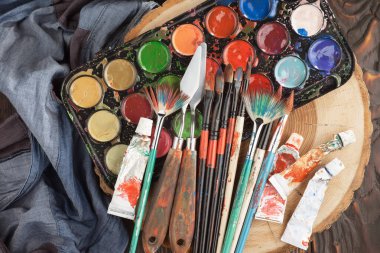 Tüpten çıkartılan çok renkli yağlı boyalar beyaz bir kağıt parçasına sıkıştı..