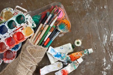 Tüpten çıkartılan çok renkli yağlı boyalar beyaz bir kağıt parçasına sıkıştı..