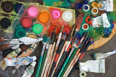 Tüpten çıkartılan çok renkli yağlı boyalar beyaz bir kağıt parçasına sıkıştı..