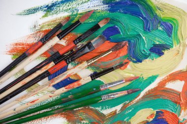 Tüpten çıkartılan çok renkli yağlı boyalar beyaz bir kağıt parçasına sıkıştı..