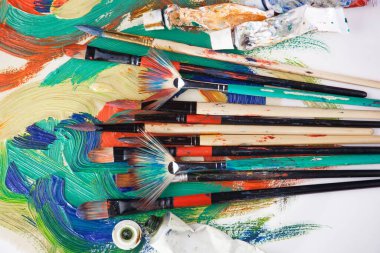 Tüpten çıkartılan çok renkli yağlı boyalar beyaz bir kağıt parçasına sıkıştı..