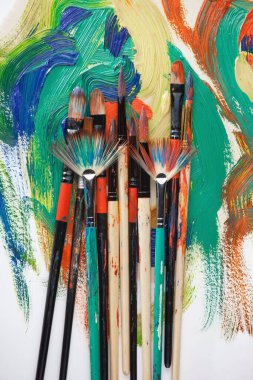 Tüpten çıkartılan çok renkli yağlı boyalar beyaz bir kağıt parçasına sıkıştı..