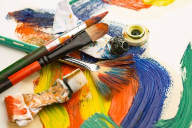 Tüpten çıkartılan çok renkli yağlı boyalar beyaz bir kağıt parçasına sıkıştı..