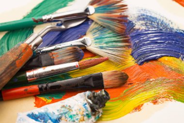 Tüpten çıkartılan çok renkli yağlı boyalar beyaz bir kağıt parçasına sıkıştı..