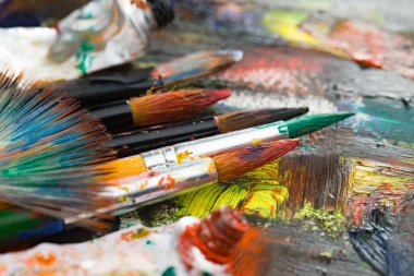 Tüpten çıkartılan çok renkli yağlı boyalar beyaz bir kağıt parçasına sıkıştı..