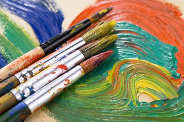 Tüpten çıkartılan çok renkli yağlı boyalar beyaz bir kağıt parçasına sıkıştı..