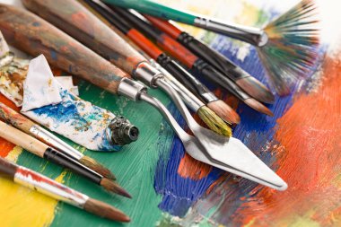 Tüpten çıkartılan çok renkli yağlı boyalar beyaz bir kağıt parçasına sıkıştı..