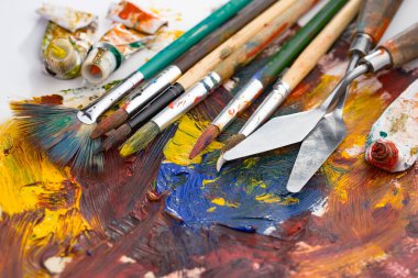 Tüpten çıkartılan çok renkli yağlı boyalar beyaz bir kağıt parçasına sıkıştı..