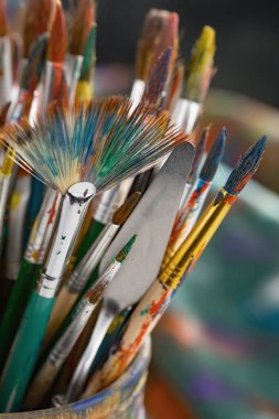 Tüpten çıkartılan çok renkli yağlı boyalar beyaz bir kağıt parçasına sıkıştı..