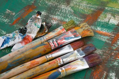 Tüpten çıkartılan çok renkli yağlı boyalar beyaz bir kağıt parçasına sıkıştı..