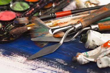 Tüpten çıkartılan çok renkli yağlı boyalar beyaz bir kağıt parçasına sıkıştı..