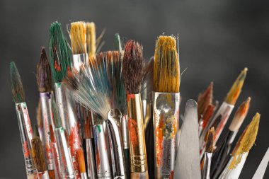 Tüpten çıkartılan çok renkli yağlı boyalar beyaz bir kağıt parçasına sıkıştı..