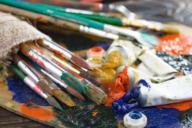 Tüpten çıkartılan çok renkli yağlı boyalar beyaz bir kağıt parçasına sıkıştı..