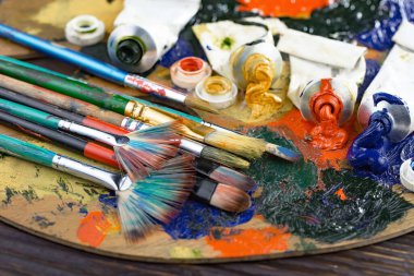 Tüpten çıkartılan çok renkli yağlı boyalar beyaz bir kağıt parçasına sıkıştı..