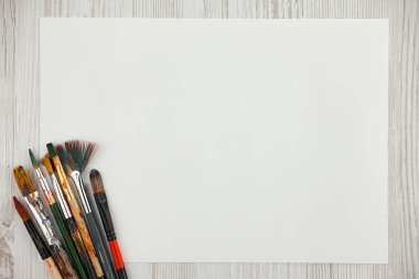 Tüpten çıkartılan çok renkli yağlı boyalar beyaz bir kağıt parçasına sıkıştı..