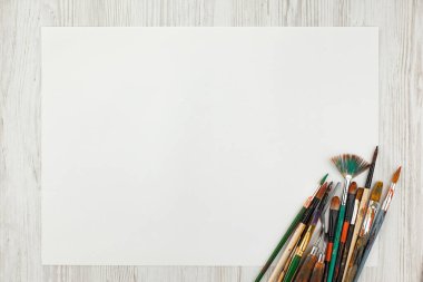 Tüpten çıkartılan çok renkli yağlı boyalar beyaz bir kağıt parçasına sıkıştı..