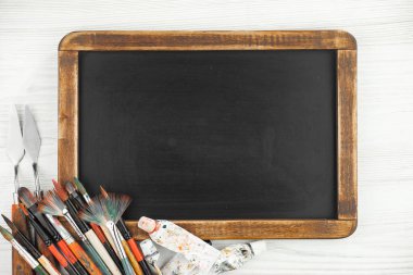 Tüpten çıkartılan çok renkli yağlı boyalar beyaz bir kağıt parçasına sıkıştı..