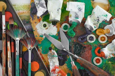 Tüpten çıkartılan çok renkli yağlı boyalar beyaz bir kağıt parçasına sıkıştı..