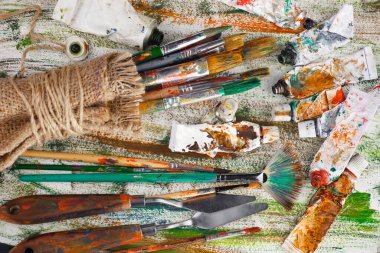 Tüpten çıkartılan çok renkli yağlı boyalar beyaz bir kağıt parçasına sıkıştı..