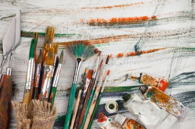 Tüpten çıkartılan çok renkli yağlı boyalar beyaz bir kağıt parçasına sıkıştı..