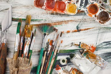 Tüpten çıkartılan çok renkli yağlı boyalar beyaz bir kağıt parçasına sıkıştı..