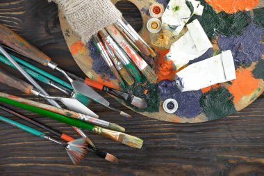 Tüpten çıkartılan çok renkli yağlı boyalar beyaz bir kağıt parçasına sıkıştı..