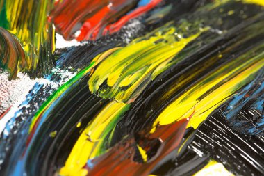 Tüpten çıkartılan çok renkli yağlı boyalar beyaz bir kağıt parçasına sıkıştı..