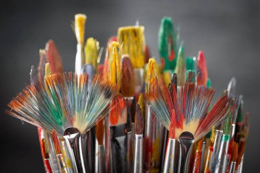 Tüpten çıkartılan çok renkli yağlı boyalar beyaz bir kağıt parçasına sıkıştı..