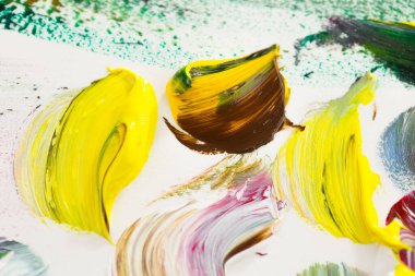 Yağlı boyalarla tuvale yapılan soyut fırça darbeleri.