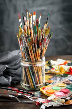 Eski bir arkaplanda çizimli fırçaları boya