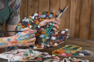 Kadın eli boya fırçası ile.