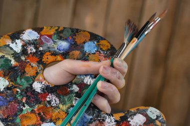 Kadın eli boya fırçası ile.