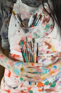 Kadın eli boya fırçası ile.