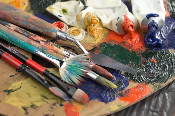 Eski bir arkaplanda çizimli fırçaları boya