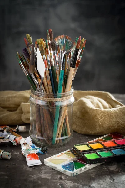 Pincéis Tintas Para Pintura Sobre Fundo Antigo — Fotografia de Stock