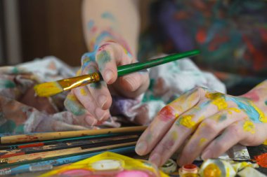 Kadın eli boya fırçası ile.