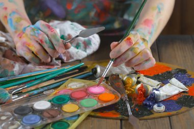 Kadın eli boya fırçası ile.