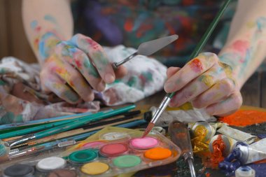 Kadın eli boya fırçası ile.
