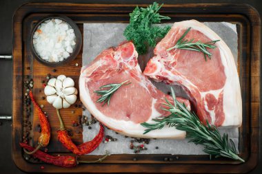 Baharatlı çiğ et ve mutfak aksesuarları..