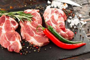 Baharatlı çiğ et ve mutfak aksesuarları..