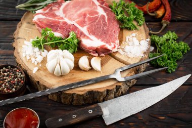 Baharatlı çiğ et ve mutfak aksesuarları..